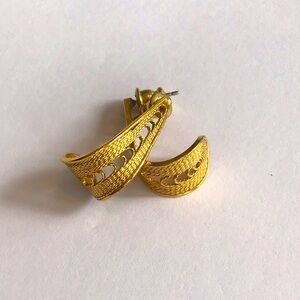 Vintage gold tone filigree earrings pierce post